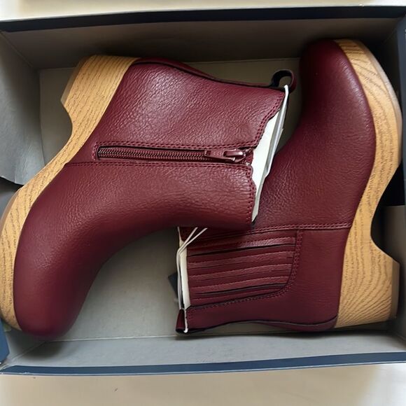 𝅺⭐️UNIVERSAL Thread Burgundy Red Memory Foam Judith Clog Boots Size 5⭐️ - Picture 3 of 7